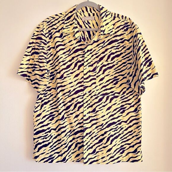 Everlane Men’s The Poplin Short-Sleeve Shirt in tiger print - Picture 4 of 9